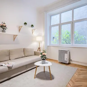 Bpr Toffee Design With A/c , Budapest Ungheria